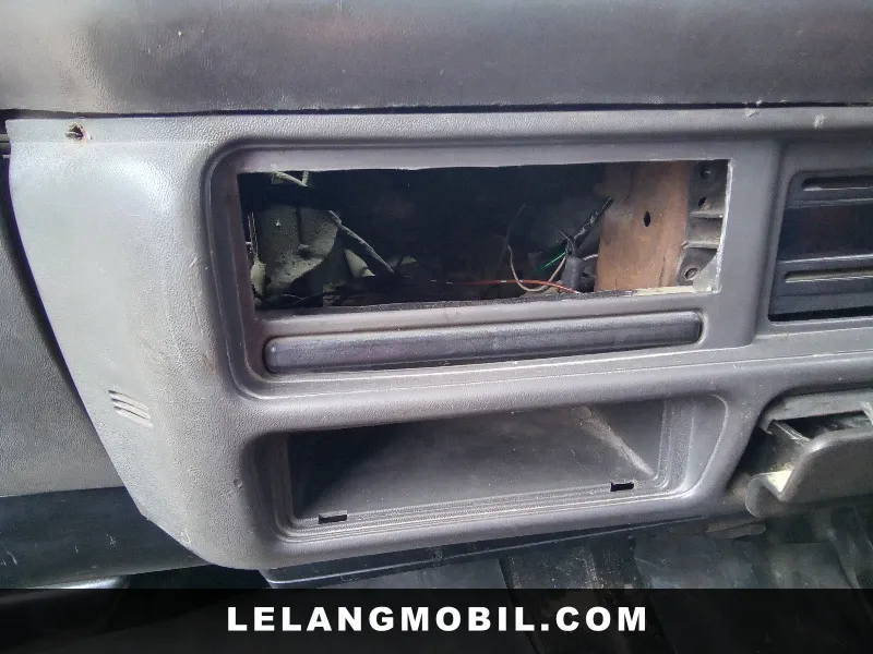 ISUZU ELF - View 11